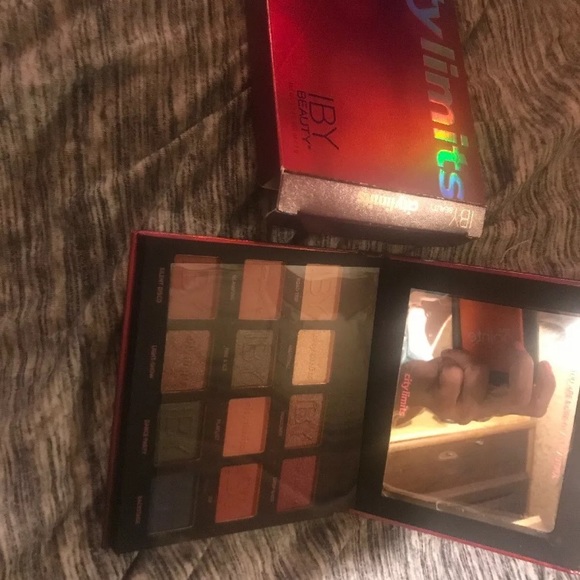 Iby eyeshadow palette - Picture 3 of 3